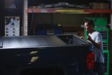 Roll-N-Lock 15-17 Ford F-150 77-3/8in E-Series Retractable Tonneau Cover thumbnail 2