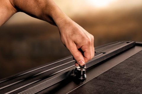 Roll-N-Lock 16-18 Nissan Titan XD Crew Cab SB 77-3/8in M-Series Retractable Tonneau Cover thumbnail 4