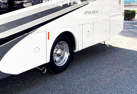 Gibson 16-22 Ford F53 Chassis 6.8L / 7.3L 3.5in Cat-Back Single Exhaust - Stainless thumbnail 1