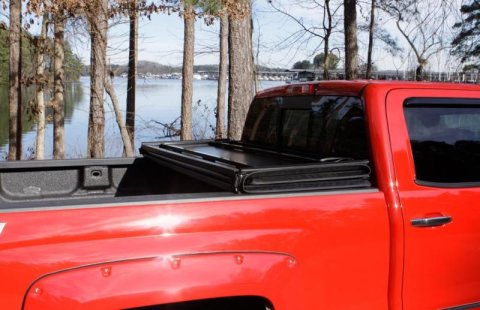 Lund 15-17 Chevy Colorado Fleetside (6ft. Bed) Hard Fold Tonneau Cover - Black thumbnail 4