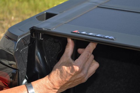LEER 2016+ Toyota Tacoma HF650M 5Ft2In w/Track Tonneau Cover - Folding thumbnail 4