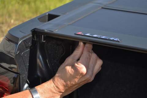 LEER 2016+ Toyota Tacoma HF650M 5Ft2In w/Track Tonneau Cover - Folding thumbnail 5